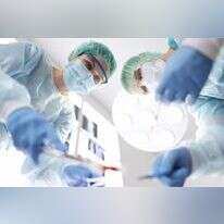 רופאים מבצעים ניתוח. | שאטרסטוק