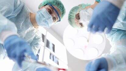 רופאים מבצעים ניתוח. | שאטרסטוק