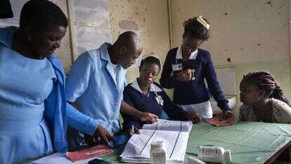 חיסון תושבי כפר במלאווי למלריה, 2019 | איי.פי