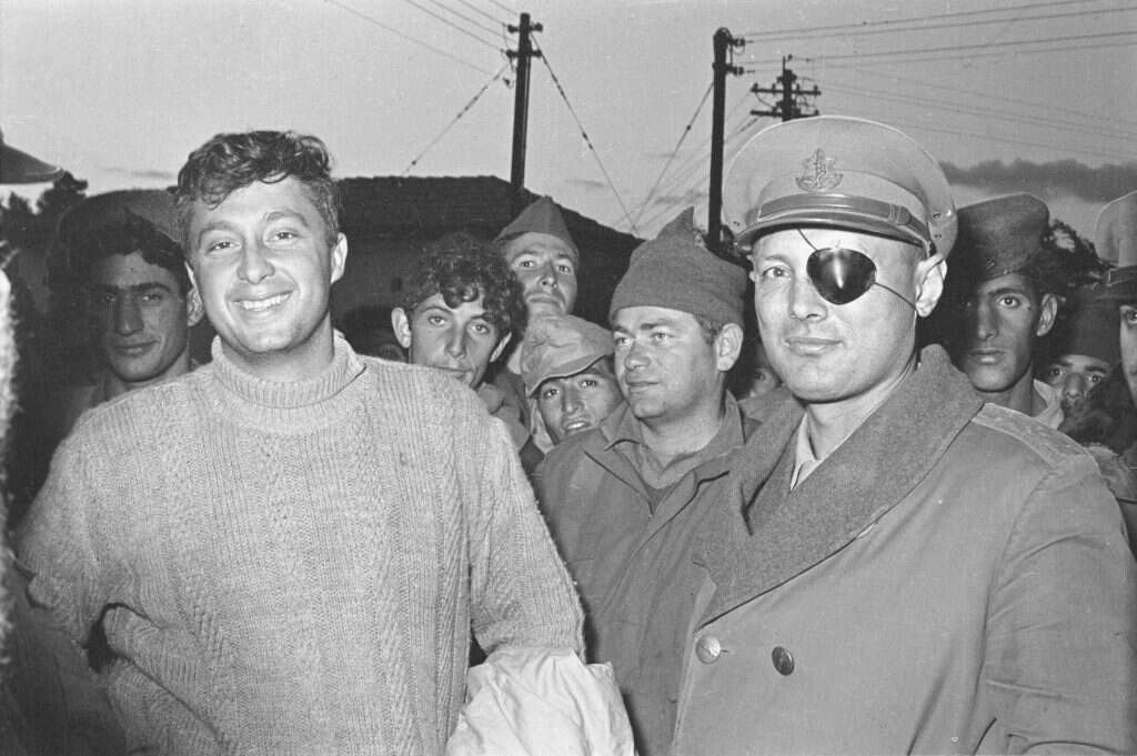 את הצנחנים שרון הקים בשיטת חבר מביא חבר. דיין, שרון ולוחמי ה- 101. | עיתון במחנה