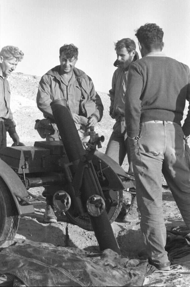 מבצע קדש. מרגמה 120 מ"מ מוצבת ב מתחם ההגנה של הצנחנים 202 במבואות המזרחיים של מעבר המיתלה. עומדים מימין לשמאל: סא"ל אהרון דוידי מג"ד 99 גדוד ד', סא"ל
באדיבות ארכיון צה"ל במשרד הביטחון
ו"במחנה".