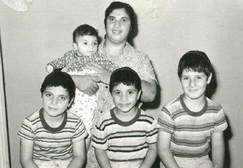 שמוליק לוי ואחיו עם אמו, 1971 שמוליק לוי ואחיו עם אמו, 1971