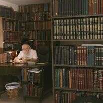 הרב יהודה עמיטל בביתו. | מרים צחי