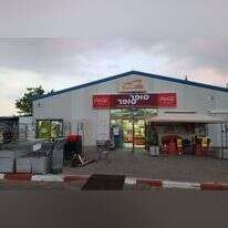 מוסד של ממש. מודעות האבל בכניסה לחנות המכולת של שלום סופר בקדומים, השבוע. | תהילה ארד