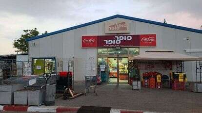 מוסד של ממש. מודעות האבל בכניסה לחנות המכולת של שלום סופר בקדומים, השבוע. | תהילה ארד