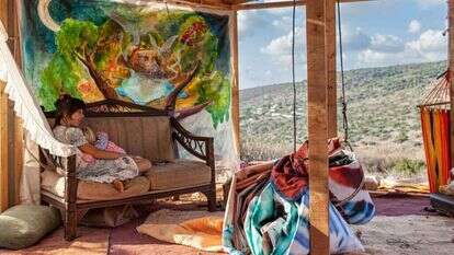 home away from home. מתוך התערוכה Inside Out. | אבישג שאר יישוב