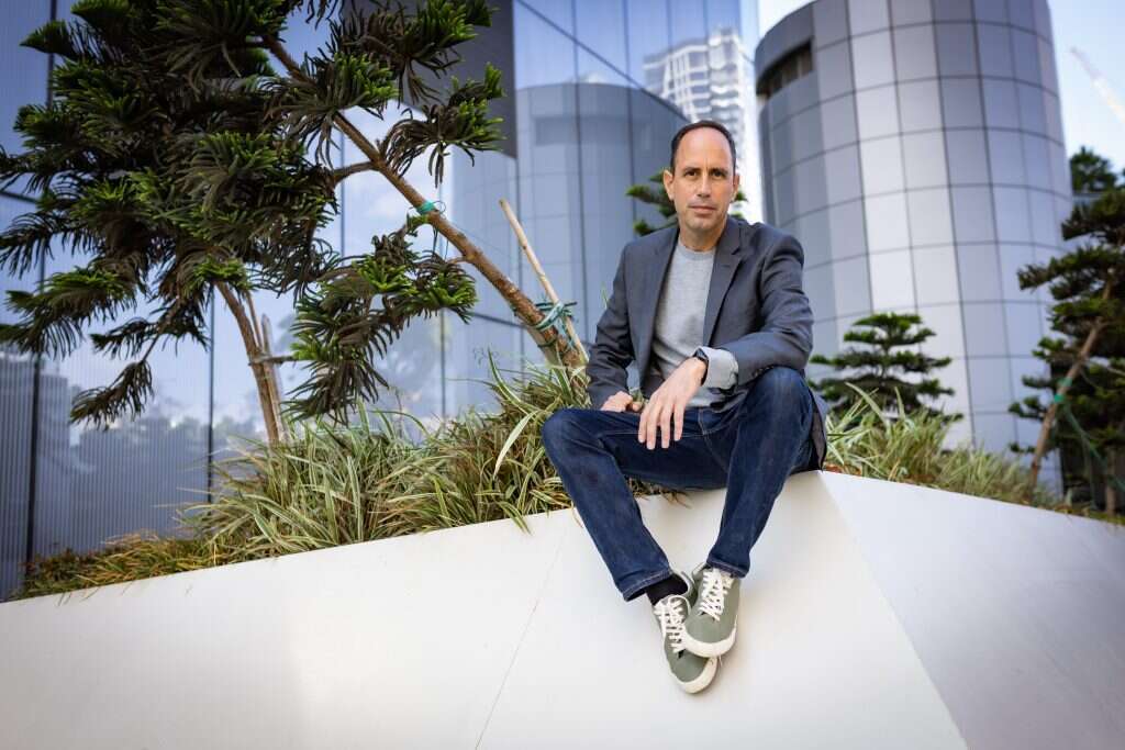 העובדה שהוא אב לארבעה התמיהה את בני שיחו הסינים. ערן ניצן. | אריק סולטן העובדה שהוא אב לארבעה התמיהה את בני שיחו הסינים. ערן ניצן. | אריק סולטן