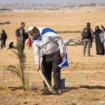 "הוא אמר לי: 'האחים שלי בנגב חשובים לי כמו האחים הביולוגיים שלי'". ח"כ איתמר בן־ גביר במאבק הנטיעות בנגב. | אריק סולטן