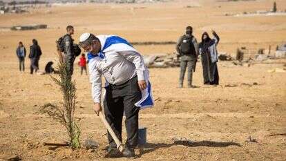 "הוא אמר לי: 'האחים שלי בנגב חשובים לי כמו האחים הביולוגיים שלי'". ח"כ איתמר בן־ גביר במאבק הנטיעות בנגב. | אריק סולטן