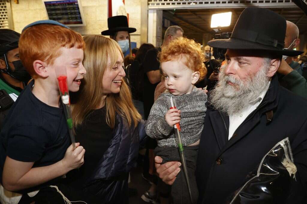 נסיעה של 14 שעות במהירות 150 קמ"ש בדרכים פרטיזניות. בני הזוג מרקוביץ' והנכדים לאחר הנחיתה בנתב"ג. | איי.אף.פי