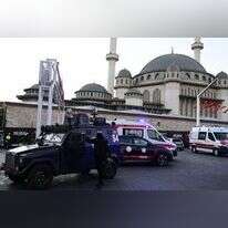 שוטר מאבטח את אזור הפיצוץ באיסטנבול. | Yasin AKGUL / AFP