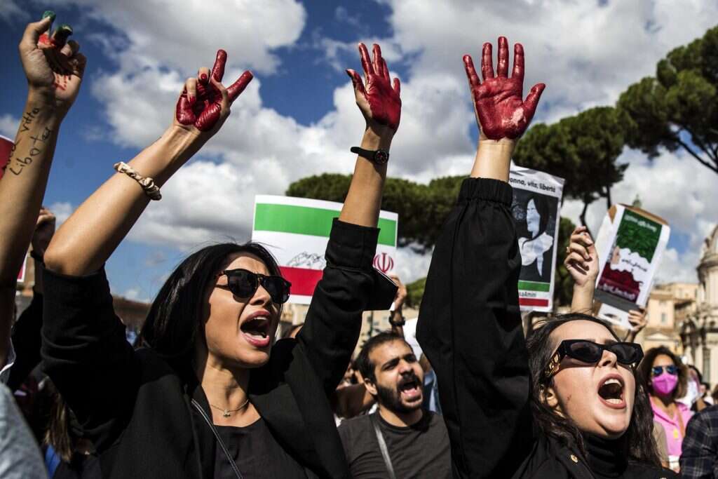 מפגינות ברומא נגד היחס האיראני לנשים. | EPA/ANGELO CARCONI