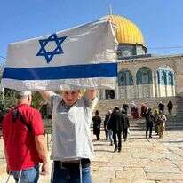 מאיר פלאי וולף בן ה־16 מניף דגל בהר, השבוע.