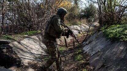 חייל אוקראיני בפאתי חרסון, אתמול. | היידי לוין/ הוושינגטון פוסט