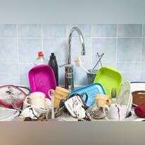 כיור מלא כלים יכול להביא לקצה. | שאטרסטוק