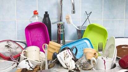 כיור מלא כלים יכול להביא לקצה. | שאטרסטוק