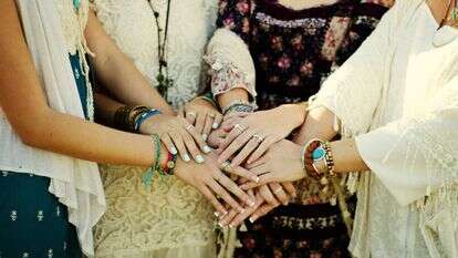 אחוות נשים. | שאטרסטוק