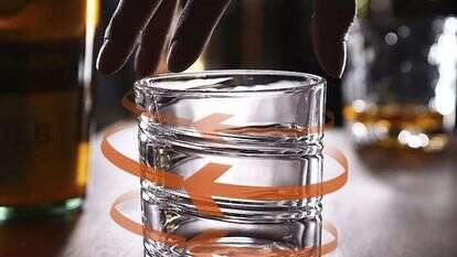 כוס ויסקי מסתובבת, 29 ש"ח במקום 59 ש"ח. | יח"צ חו"ל