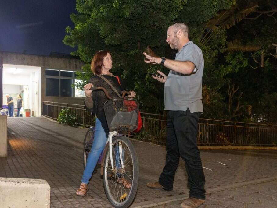 אורית. | יוסי אלוני