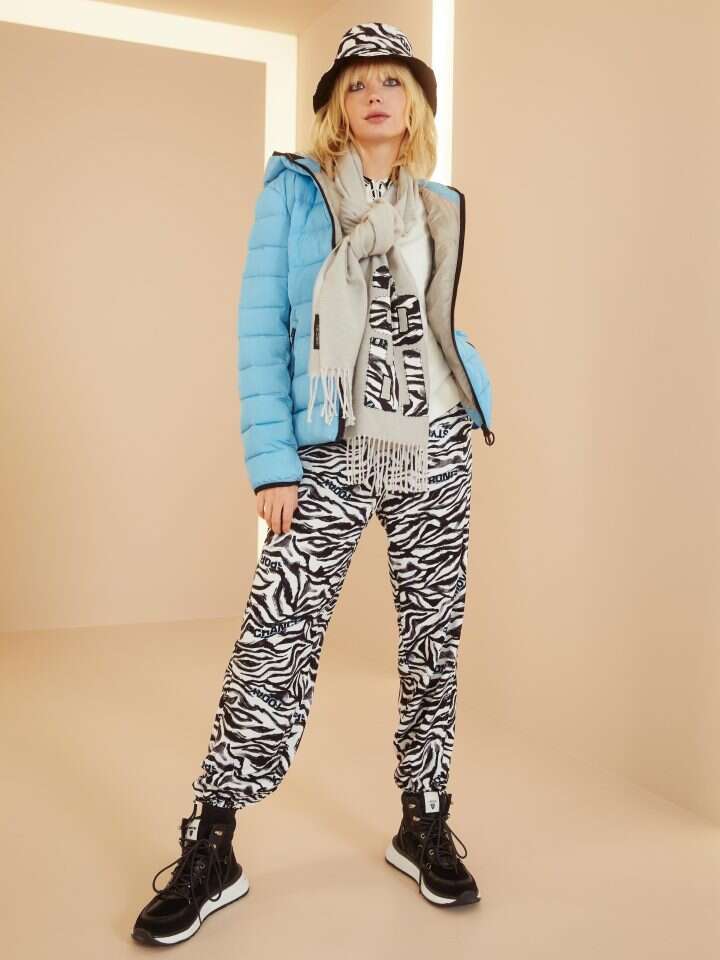 צעיף ומכנסי הדפסים של מארק קיין. מחיר מכנסיים: 1,075 שקל. | יח"צ