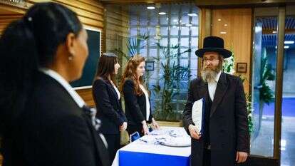 ח"כ יעקב טסלר בכנסת, היום. נמנע מלהצטלם עם הדגל. | אוליבייה פיטוסי, פלאש 90