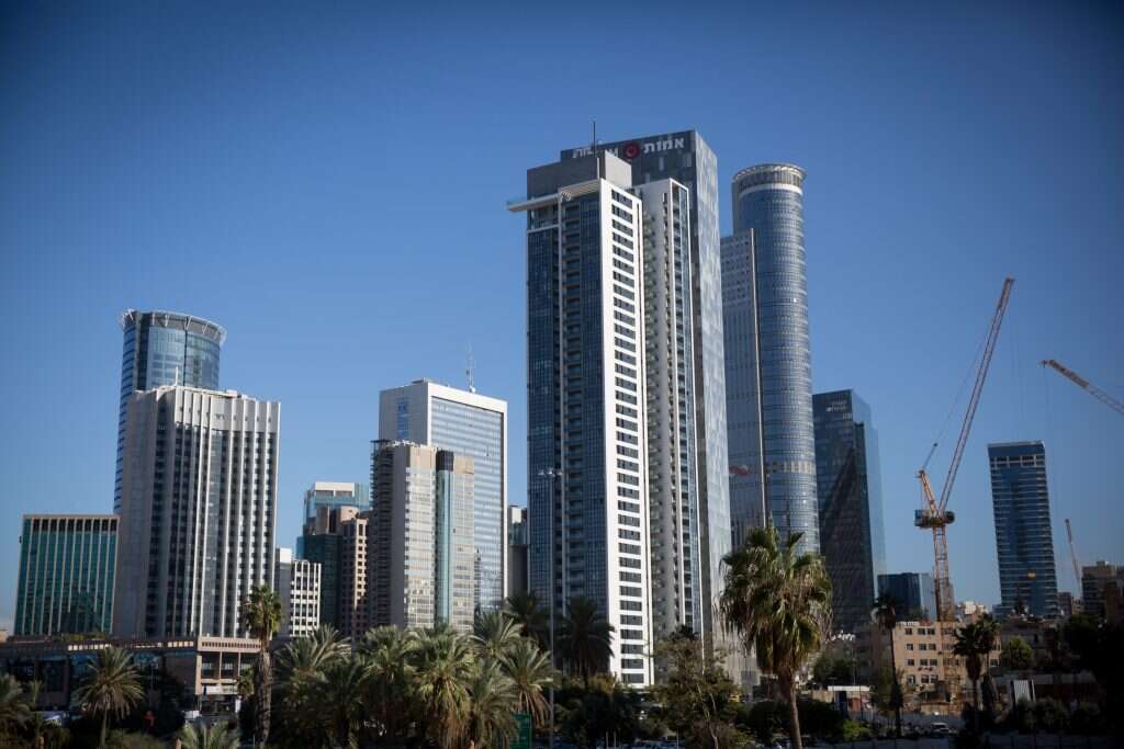 מגדלים ברמת־גן. | מרים אלסטר, פלאש 90