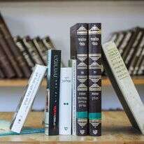 ספרי קודש לצד חול. אילוסטרציה. | אבישג שאר ישוב