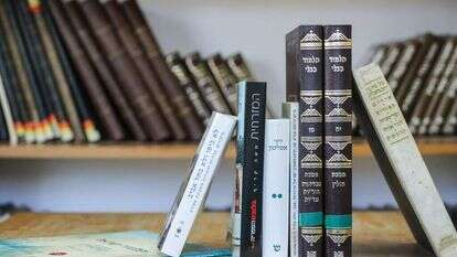 ספרי קודש לצד חול. אילוסטרציה. | אבישג שאר ישוב