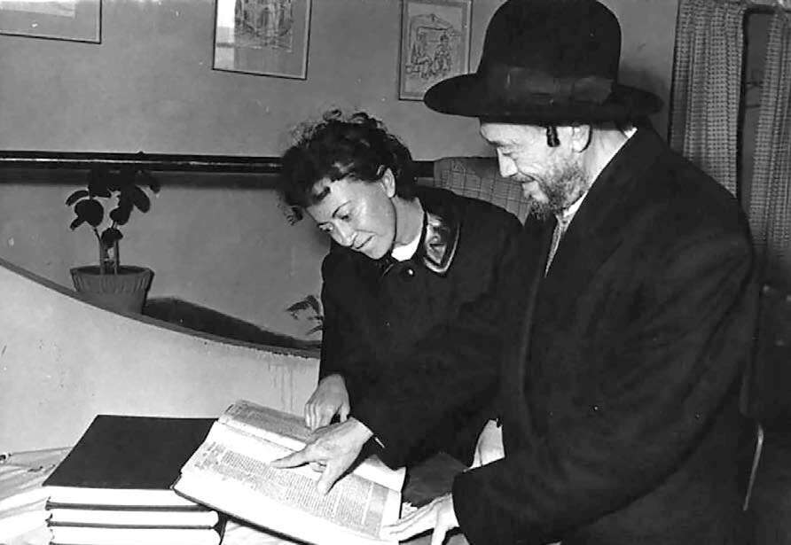 הלר בצעירותה עם אביה. | יחזקאל המאירי