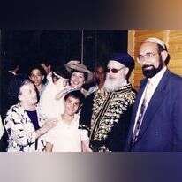 משפחת צ'יקוטאי, הרב עובדיה יוסף והרבנית מרגלית בבר המצווה של הבן ליאור. מתוך האלבום המשפחתי