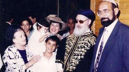 משפחת צ'יקוטאי, הרב עובדיה יוסף והרבנית מרגלית בבר המצווה של הבן ליאור. מתוך האלבום המשפחתי