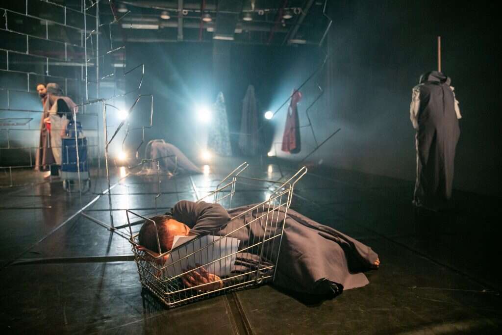 בסוף חייבים להכיר את האחר. מתוך ההצגה. | יעל אילן