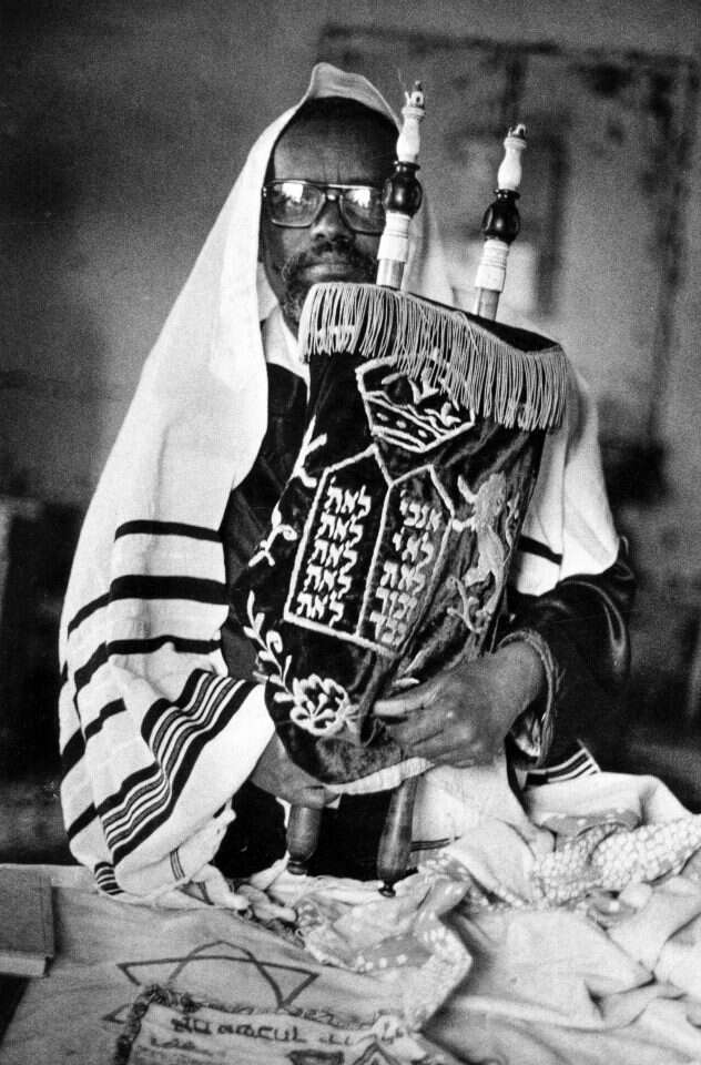 יהודי התפוצות סייעו להכרה ישראלית בעדה האתיופית. הרב יאיר בן אורי ברוך, שהתחנך בישיבה באירופה. | Joan Roth