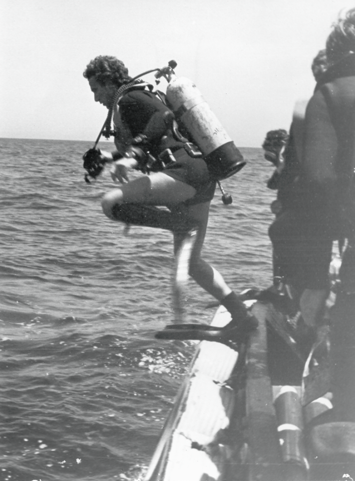 "לא חיפשנו תכשיטים או מטמונים". מלמד צולל במסגרת פעילות האגודה למחקר תת־ימי, 1968. | באדיבות ד"ר יהודה מלמד - עין הוד