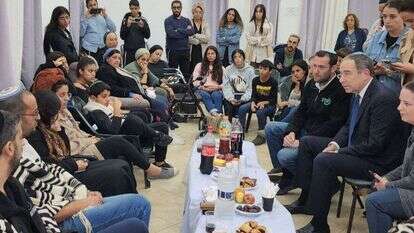 שגריר ארה"ב טום ניידס בבית משפחת אביחי, אתמול | רועי חדי שגריר ארה"ב טום ניידס בבית משפחת אביחי, אתמול | רועי חדי