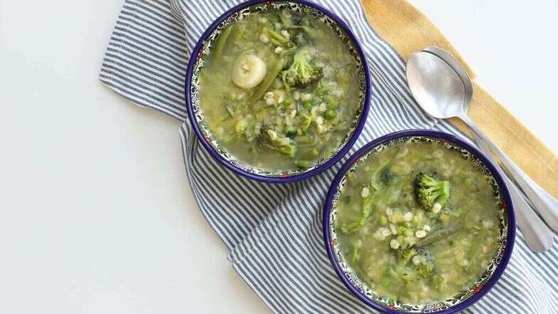 מרק מיניסטרונה ירוק עם גריסים. | אפרת ליכטנשטט