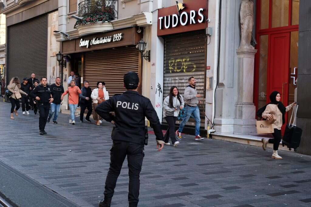 אזרחים נמלטים מזירת הפיגוע באיסטנבול, השבוע. | אי.פי.איי