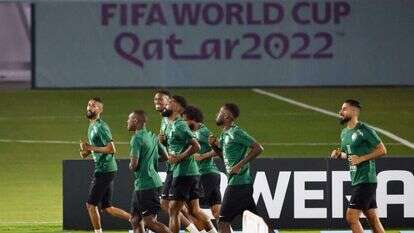 שחקני הנבחרת הסעודית מתאמנים בקטאר לקראת פתיחת המשחקים. | איי.אף.פי