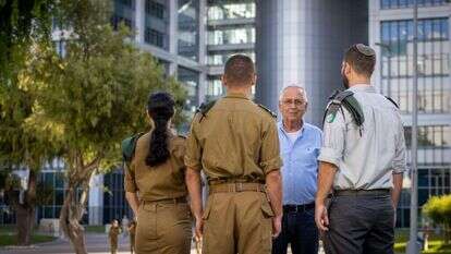 מימין לשמאל: רס"ן י', תא"ל במיל' מוטי דימיטשטיין, סמל י' וסמלת ש'. | אריק סולטן מימין לשמאל: רס"ן י', תא"ל במיל' מוטי דימיטשטיין, סמל י' וסמלת ש'. | אריק סולטן