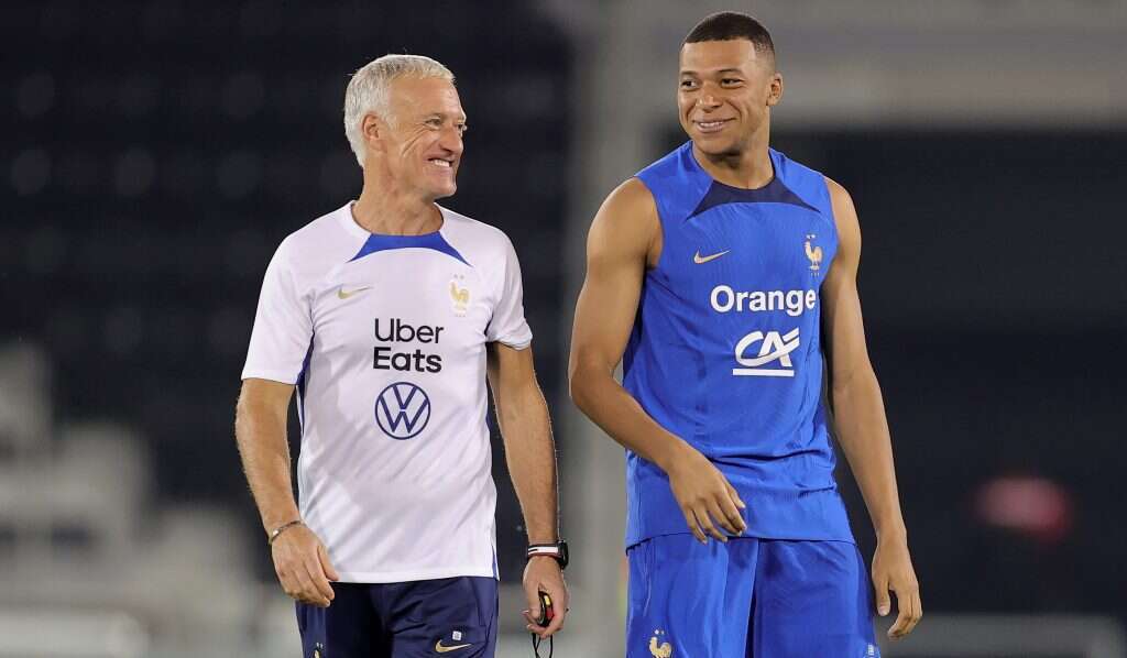 קיליאן אמבפה ומאמן נבחרת צרפת דידיה דשאן. קרדיט: EPA