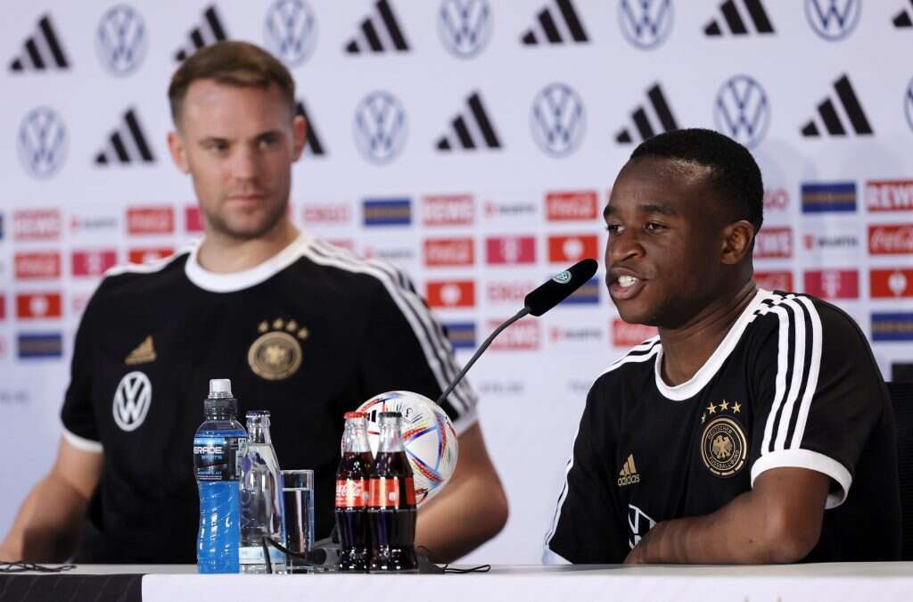 שחקני נבחרת גרמניה מנואל נוייר ויוספה מוקוקו במסיבת עיתונאים. קרדיט: EPA