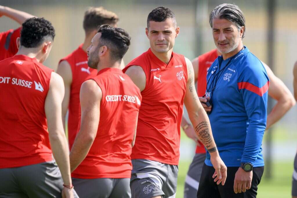 שחקני נבחרת שוויץ ומאמנם מוראט יאקין באימון לקראת פתיחת הטורניר. קרדיט: EPA