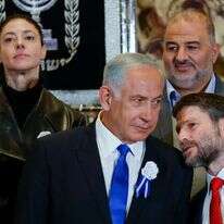 יו"ר הציונות הדתית בצלאל סמוטריץ' משוחח עם יו"ר הליכוד בנימין נתניהו בטקס השבעת הממשלה. | אוליבייה פיטוסי/פלאש90