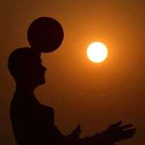 ילד משחק בכדור, קטאר 2022. קרדיט: AFP