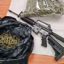 הנשק והסמים שנתפסו אצל הנער הבדואי. | דוברות המשטרה