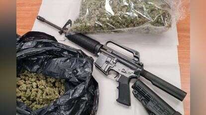 הנשק והסמים שנתפסו אצל הנער הבדואי. | דוברות המשטרה הנשק והסמים שנתפסו אצל הנער הבדואי. | דוברות המשטרה