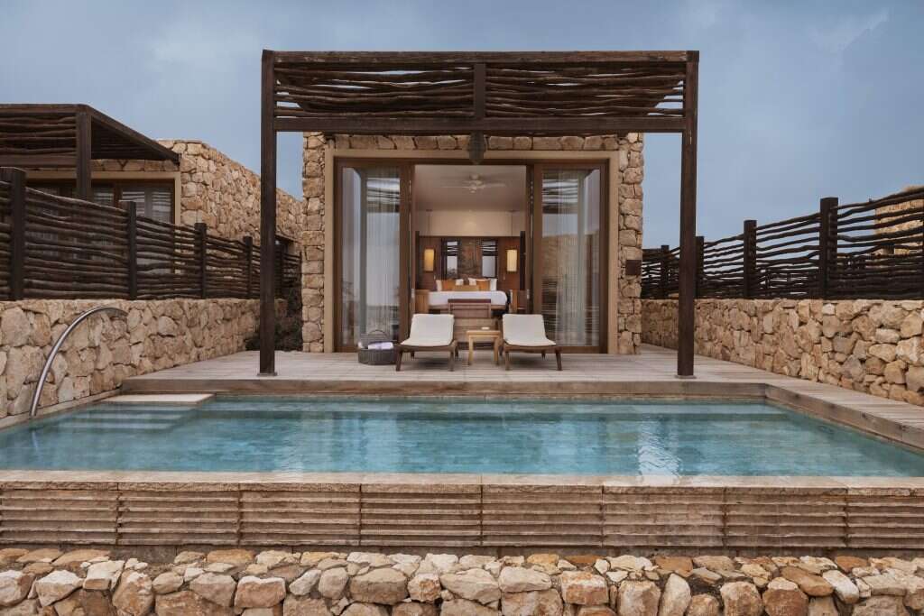 חדר עם בריכה חיצונית בישרוטל. | אסף פינצ'וק