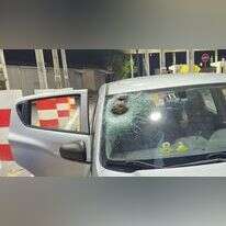 רכב שנפגע מאבנים, אילוסטרציה