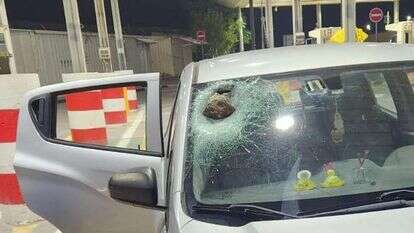 רכב שנפגע מאבנים, אילוסטרציה