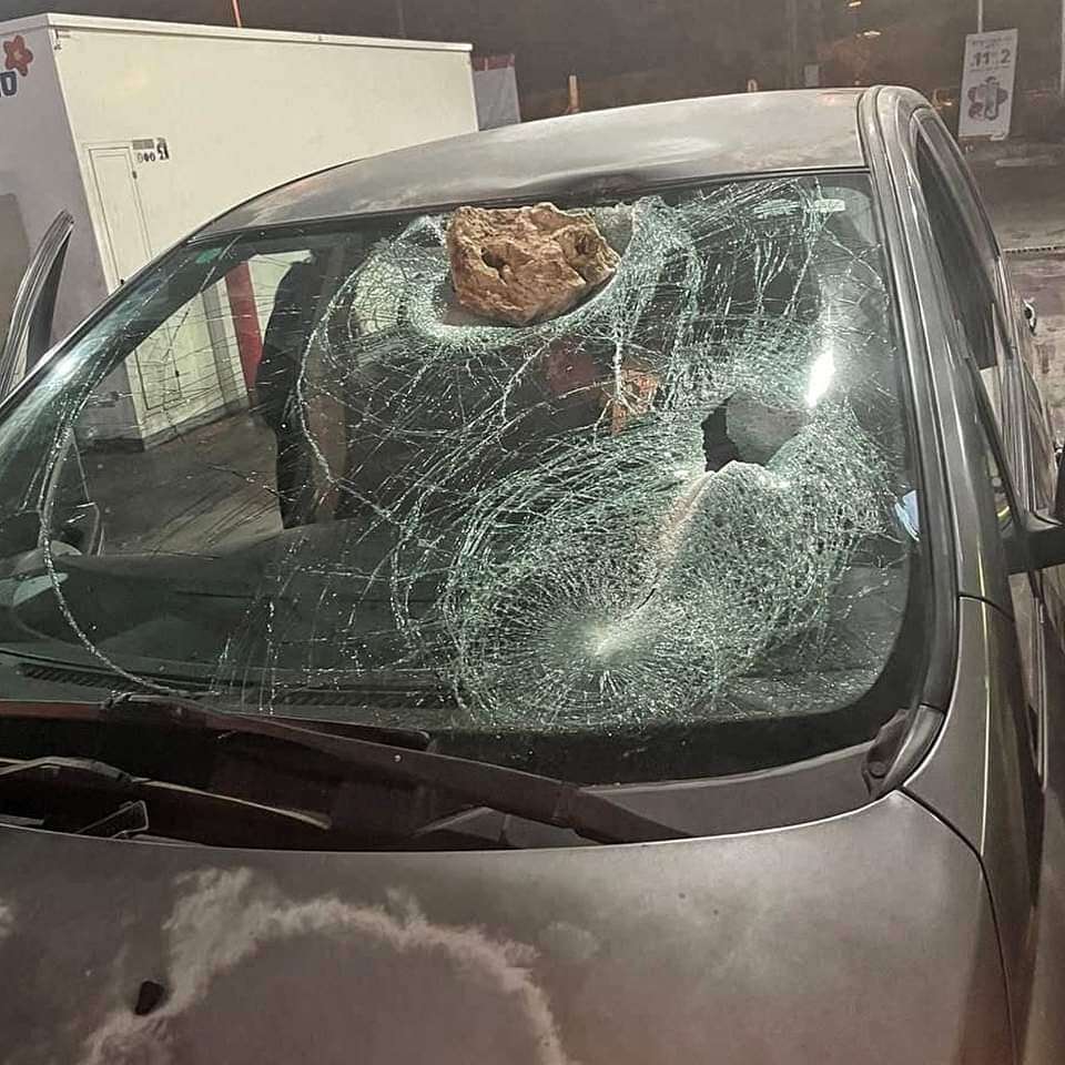 רכב הנהגת שנפצעה בפניה